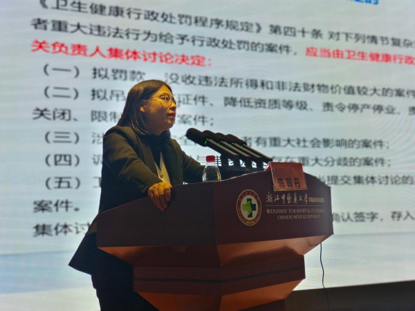 老师讲课.jpg 老师讲课.jpg